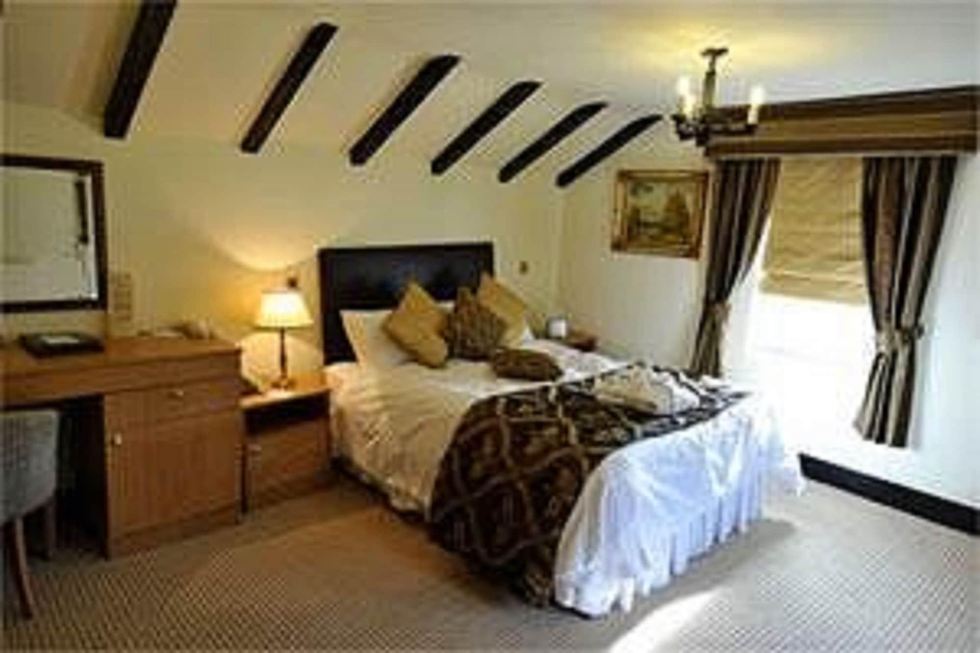 Barn Hotel London Ruislip Exteriör bild