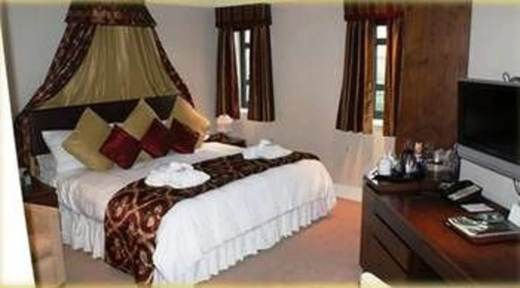 Barn Hotel London Ruislip Exteriör bild