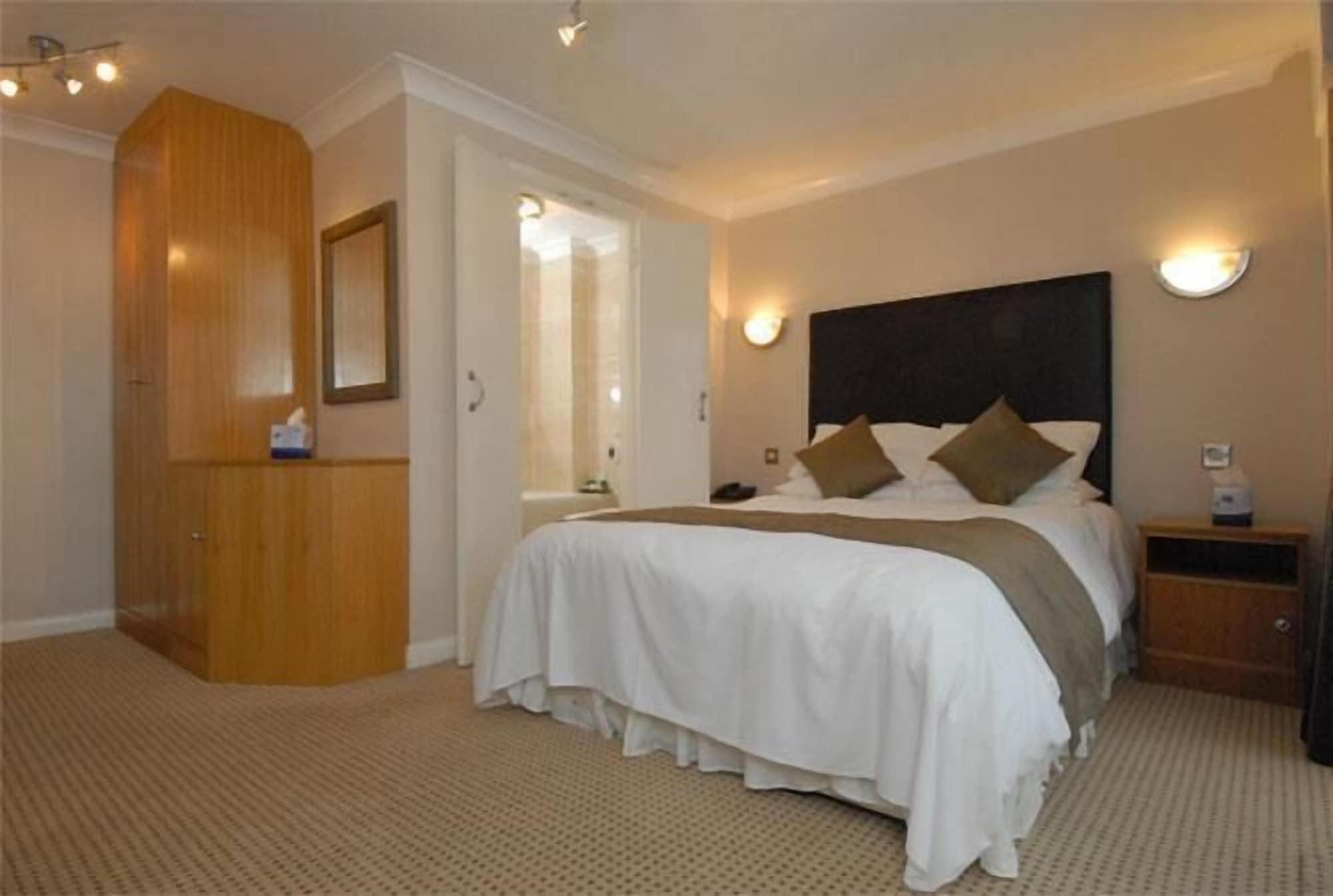 Barn Hotel London Ruislip Exteriör bild