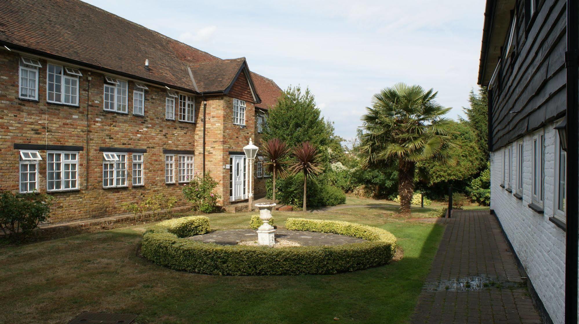 Barn Hotel London Ruislip Exteriör bild