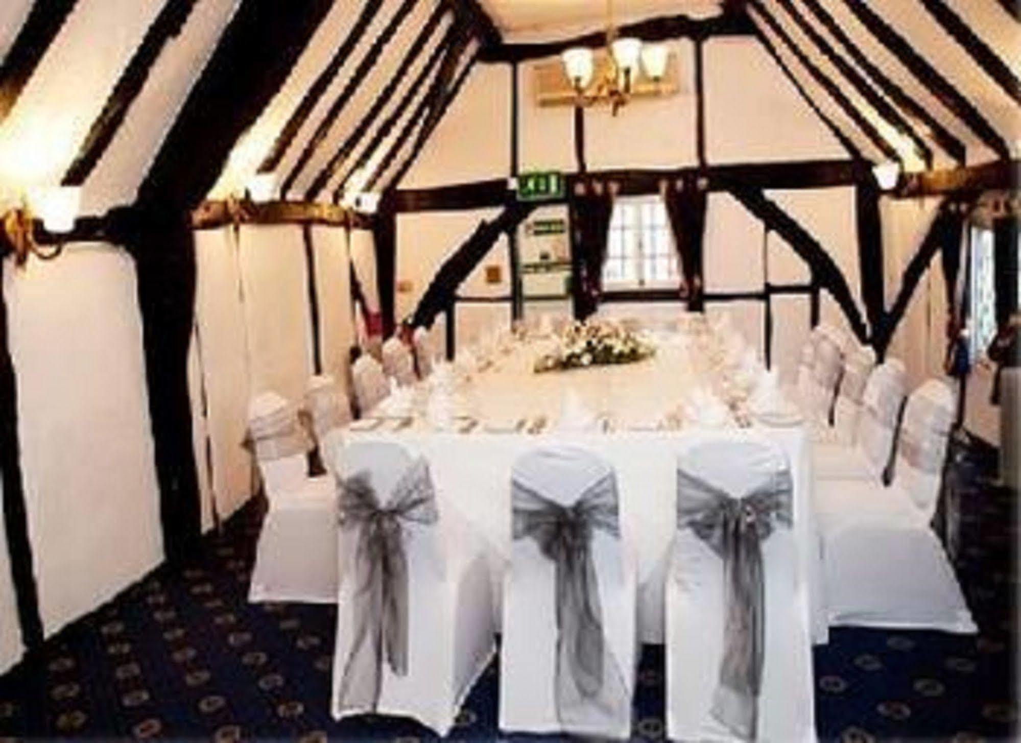 Barn Hotel London Ruislip Exteriör bild