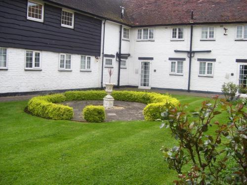 Barn Hotel London Ruislip Exteriör bild