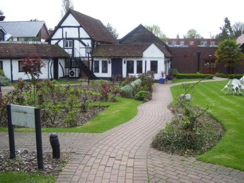Barn Hotel London Ruislip Exteriör bild
